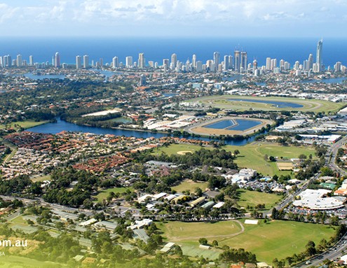 Benowa SHS: Blick über die Gold Coast (Benowa SHS am unteren Rand links von der Mitte)