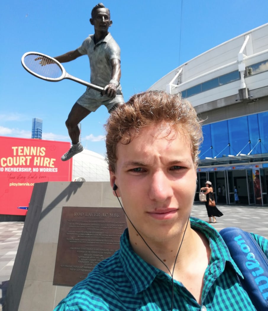 Aurelius vor der Rod Laver Statue