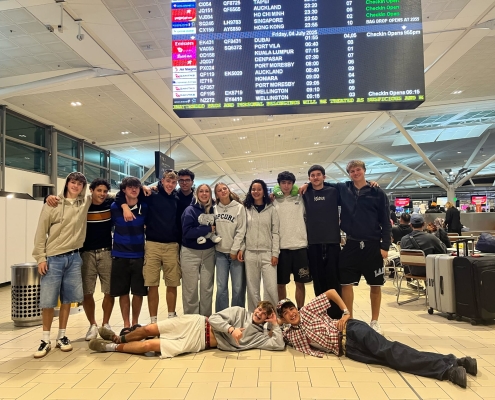 Abschied von Freunden am Flughafen