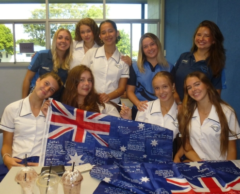 In der Schule (KWSC) beim Signieren von Flaggen