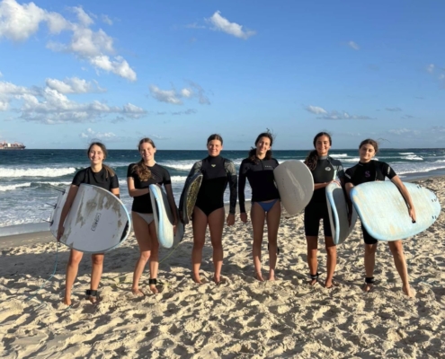 Surfen am Strand in Caloundra mit anderen Internationals