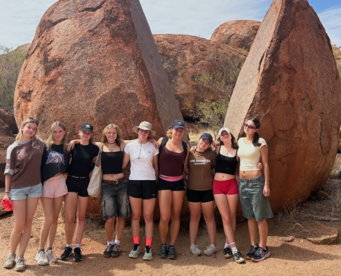 Vor den Devils Marbles – einer heiligen Stätte der Aborigines im Outback