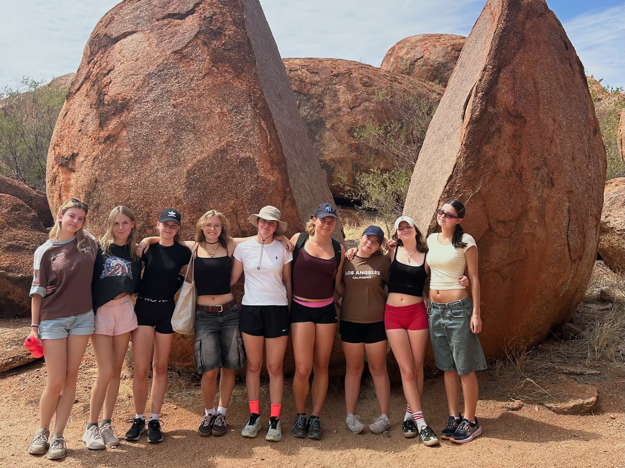 Vor den Devils Marbles – einer heiligen Stätte der Aborigines im Outback