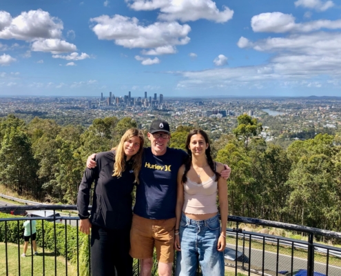 Blick auf Brisbane vom Mt Coot-tha mit Meret und meinem Gastvater