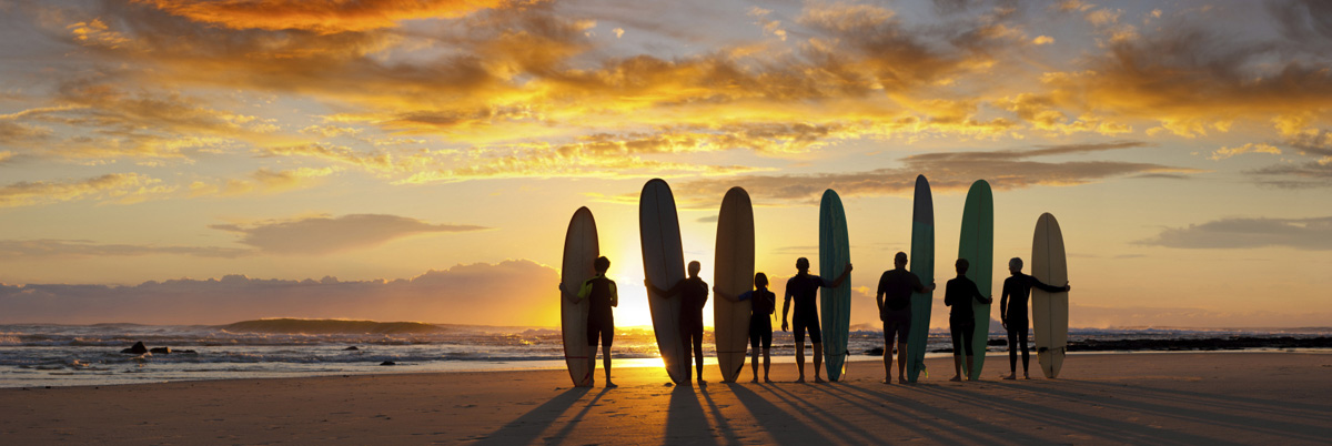 Longboard Surfer Highschool Australia Schüler mit Longboard-Surfboards am Strand im Morgengrauen