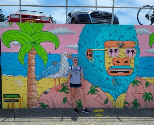 Carolina vor einem Wandbild am Bondi Beach