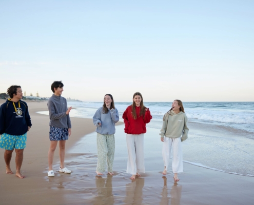 Schüler am Strand Fünf Schüler der Bunbury Cathedral Grammar School am Strand von Bunbury