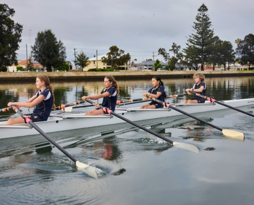 Rowing Schüler der Bunbury Cathedral Grammar School in einem Ruderboot