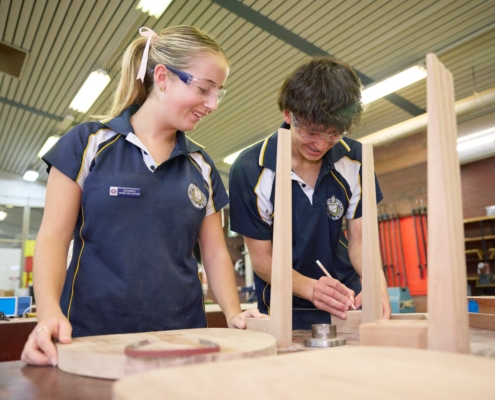 Schreiner-Werkstatt Zwei Schüler bei holzarbeiten in der Schreiner-Werkstatt der Bunbury Cathedral Grammar School