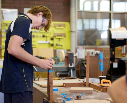 Schreiner-Werkstatt 2 Schüler in der Schreiner-Werkstatt der Bunbury Cathedral Grammar School