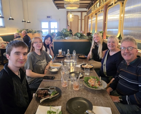 Gastfamilie und Gastschwester mit Lotta im Restaurant