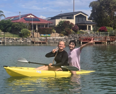 Lotta und ihre japanische Gastschwester im Kajak auf dem Wasser