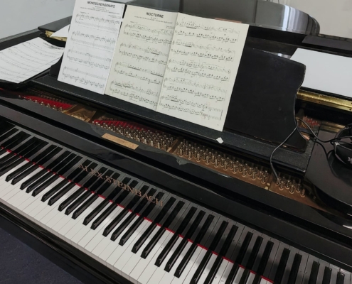 Flügel (Klavier) mit aufgeschlagenen Noten