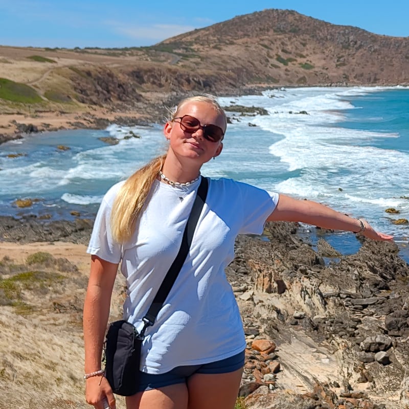 Lotta auf einem Hügel mit Blick übers Meer