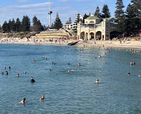 Cottesloe ist einer der beliebtesten Strände mit klarem Wasser und abgesichertem Schwimmbereich