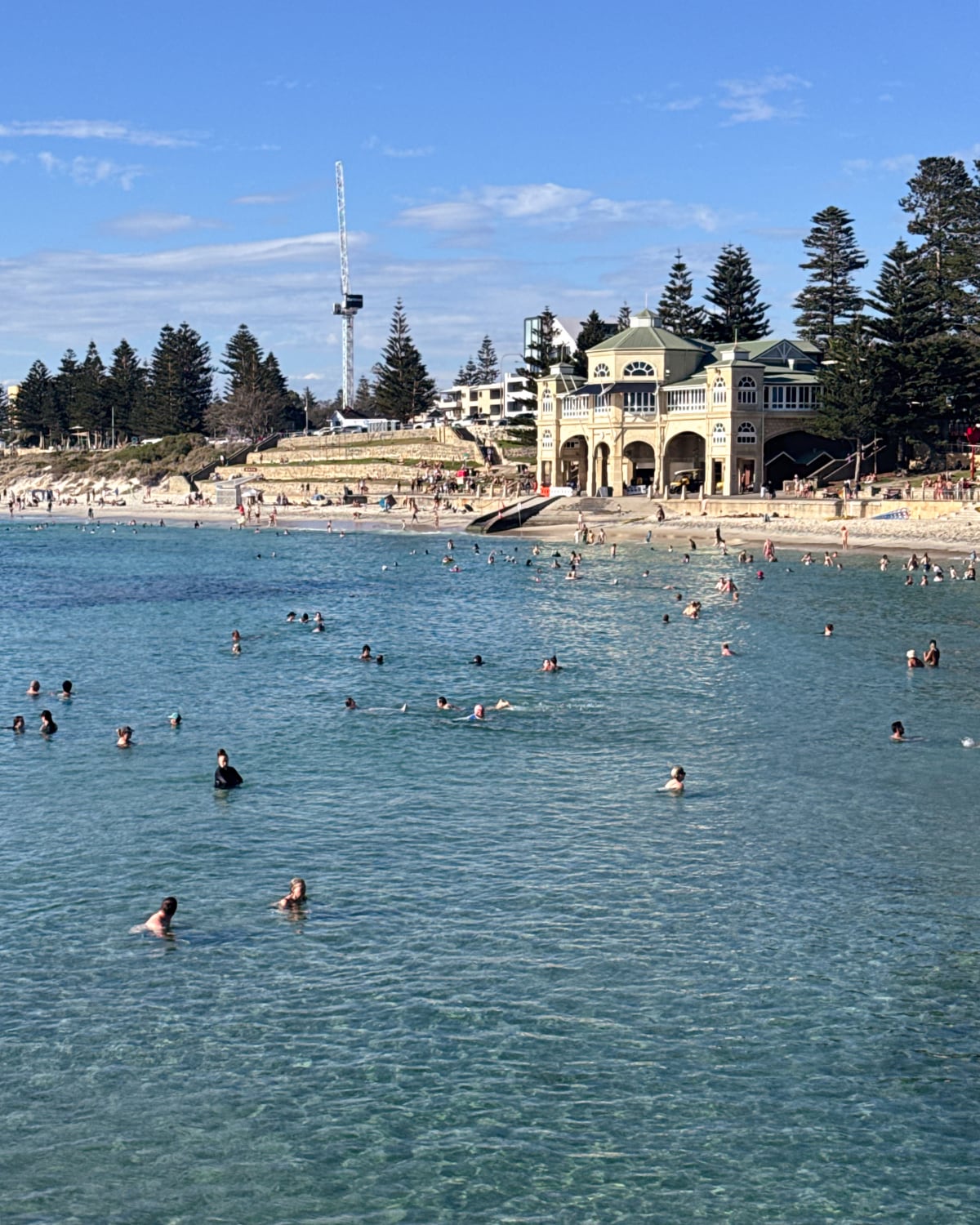 Cottesloe ist einer der beliebtesten Strände mit klarem Wasser und abgesichertem Schwimmbereich