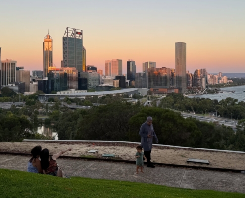 Die Skyline von Perth CBD bei Sonnenuntergang vom Kings Park aus
