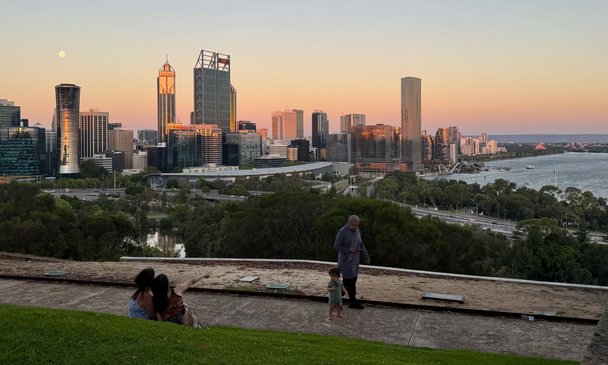 Die Skyline von Perth CBD bei Sonnenuntergang vom Kings Park aus