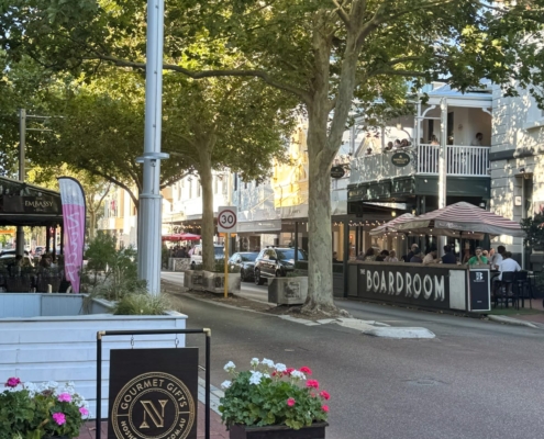 Subiaco in der Nachmittagssonne mit vollen Restaurants und gefüllt mit Gelächter ist einer meiner Favoriten