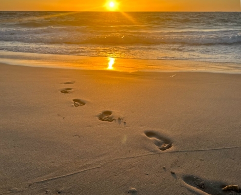 Ein Sonnenuntergang am City Beach darf nicht fehlen. Gibt es beinahe jeden Abend so wunderschön.