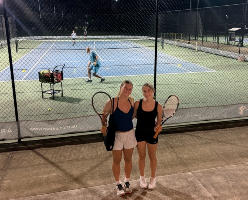 Tennistraining mit einer Freundin