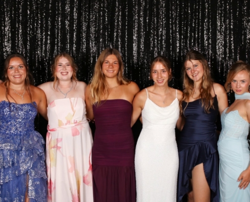"Formal" – australische Freundinnen links, internationale Freundinnen rechts