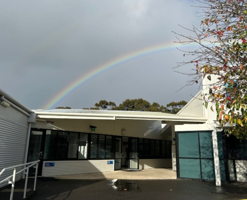 Regenbogen über der Victor Harbor High School