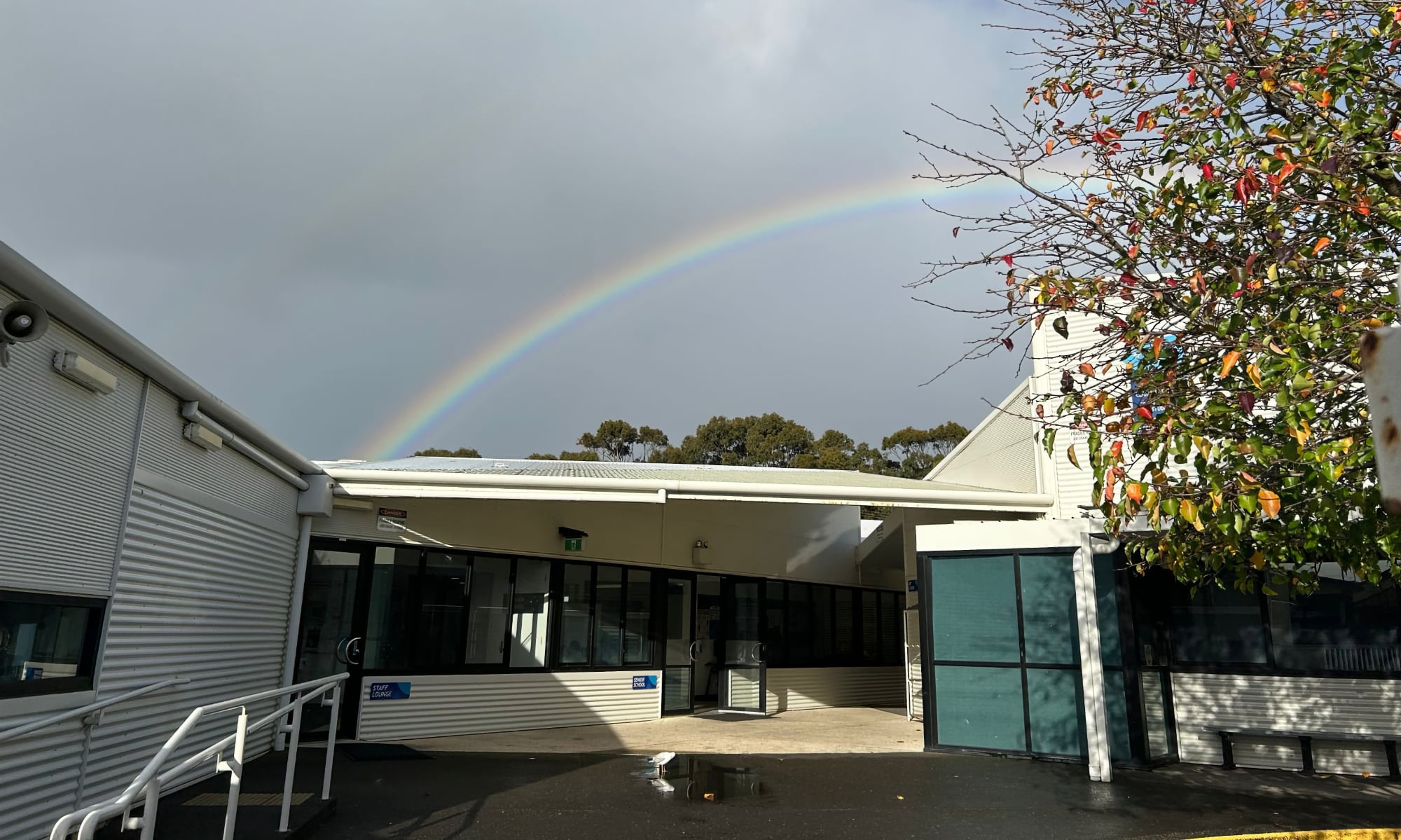 Regenbogen über der Victor Harbor High School